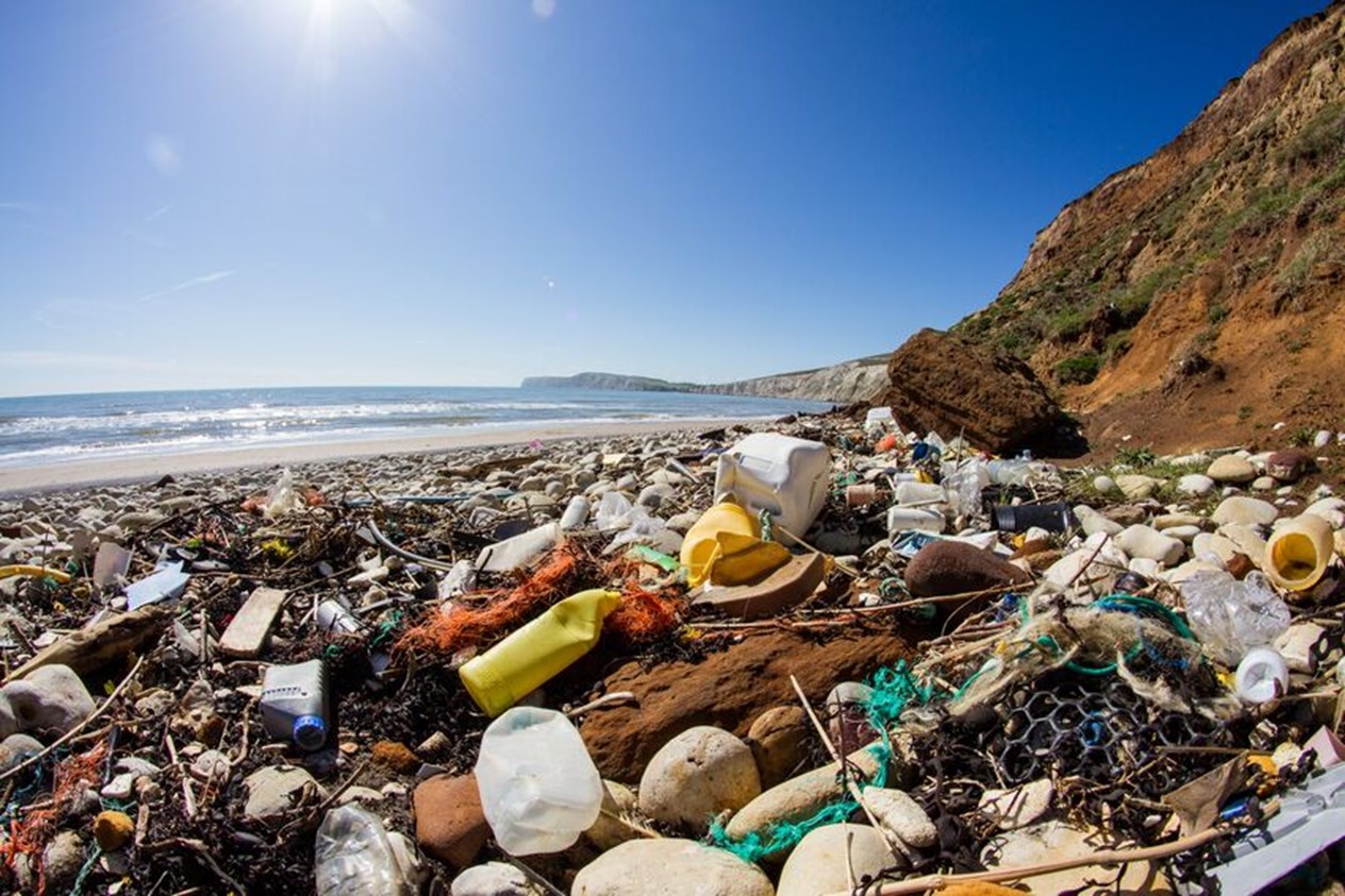 Less microplastic pollution through sustainable everyday life